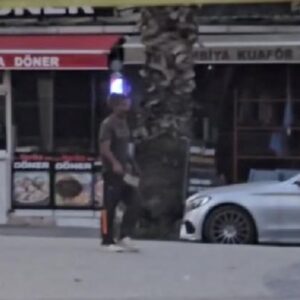 istanbulda satirli dehset polis havaya ates acti RmJQAjry