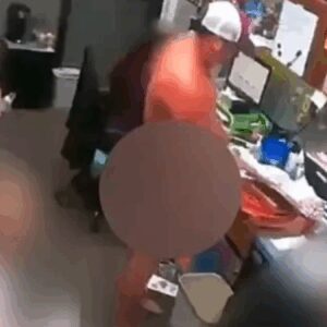 ofisinde cirilciplak gezip kadin calisanlari taciz eden doktorun diplomasi iptal edildi 1fqqYYNN