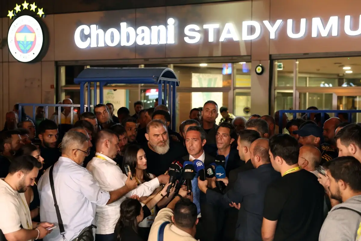 ali koc mac sonu cildirdi futbolculari yanina alip buraya gelemez binlerce kisi sahaya iner dedi rE4G1UVE