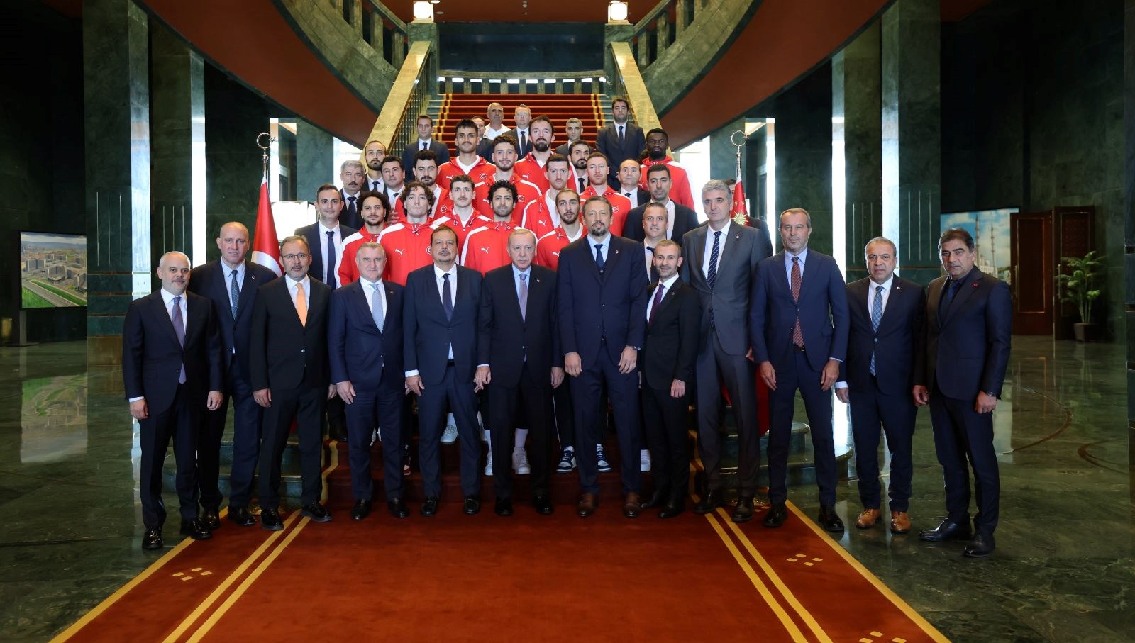 cumhurbaskani erdogan 12 dev adami kabul etti ZrJPlwjS