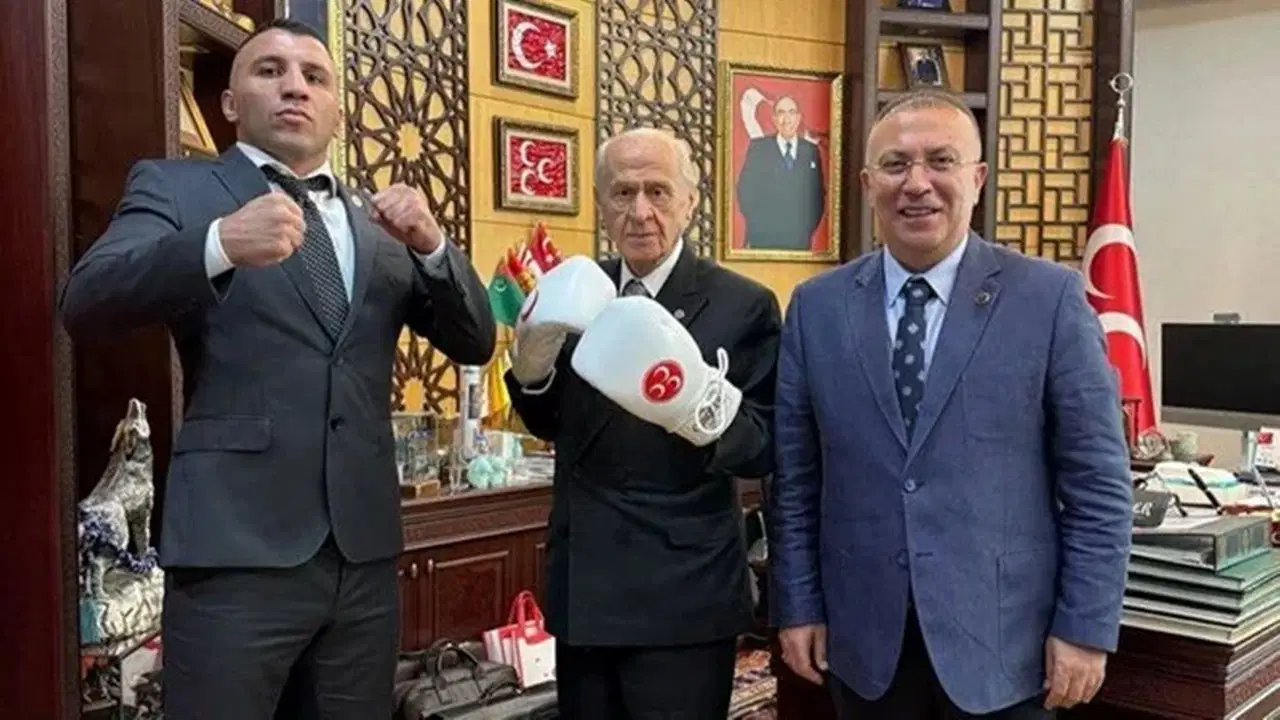 devlet bahceli boks eldivenlerini giydi IPiMZqCh