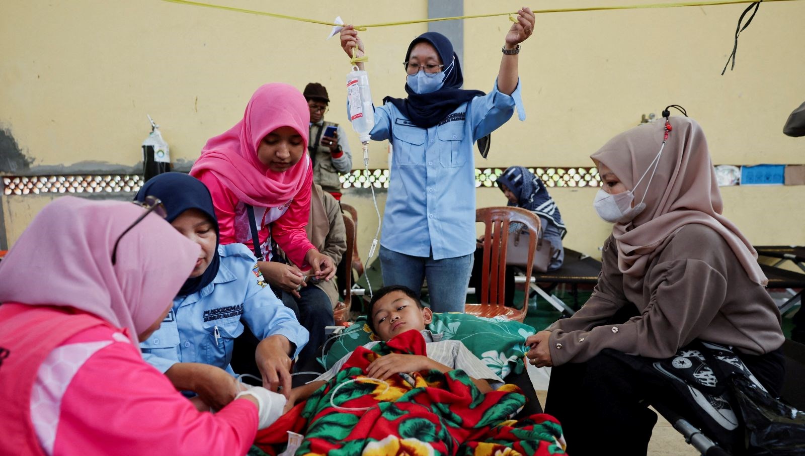 endonezyada ucretsiz okul yemegi skandali binden fazla ogrenci zehirlendi 3JI9U71h