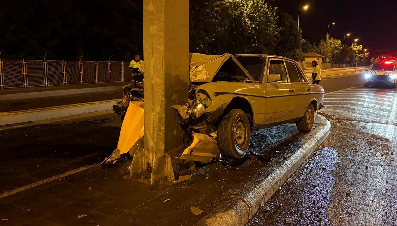 klasik otomobil direge ok gibi saplandi 255YatGO