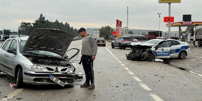 balikesirde polis araciyla carpisan otomobilin surucusu hastanede oldu YqVhx2WM.jpg