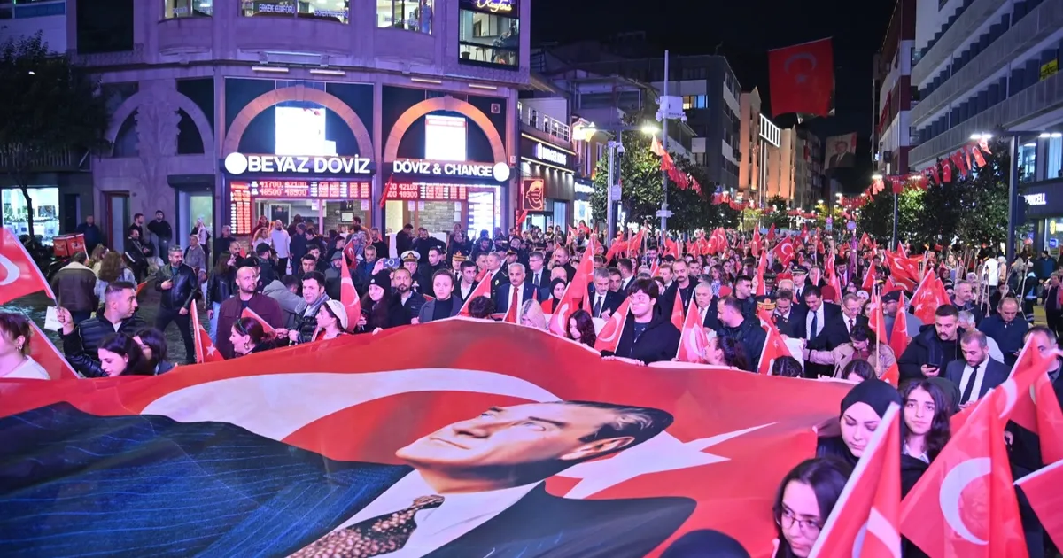 trabzon sokaklarinda cumhuriyet bayrami coskusu EAwjglEF.webp