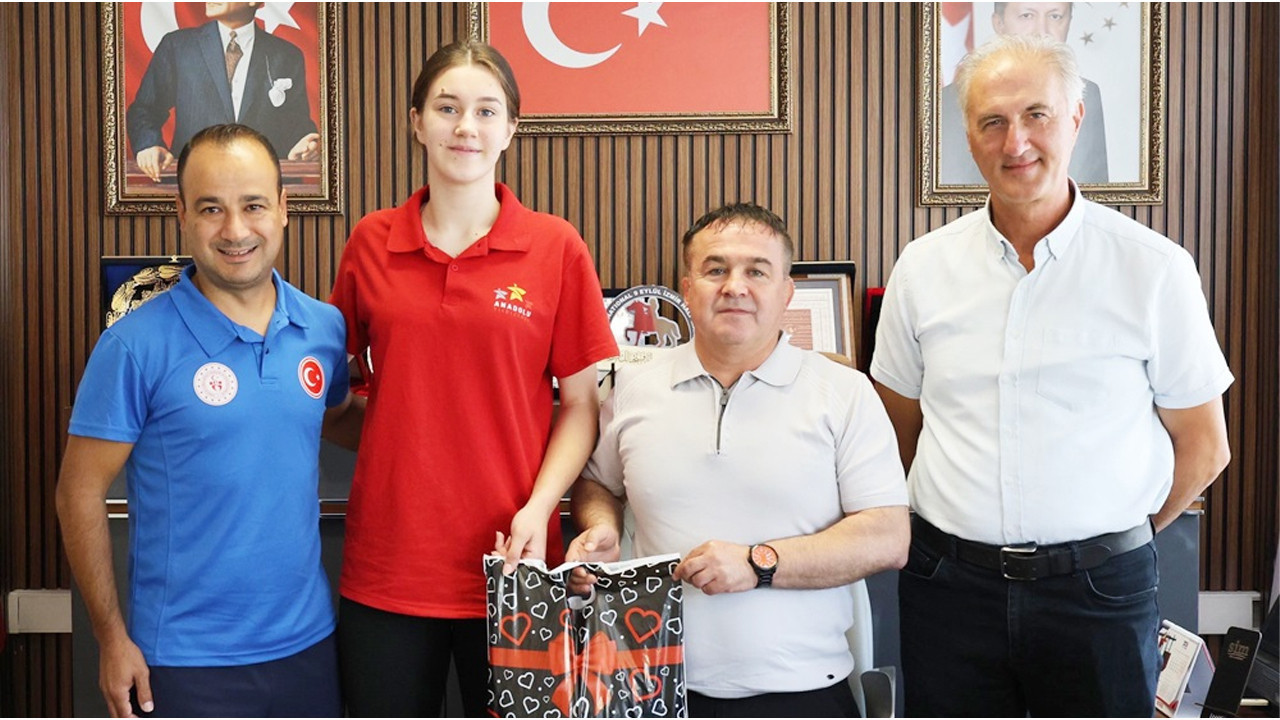 İl Müdürü Demir’den TVF Spor Lisesi’ni kazanan sporcuya tebrik Img