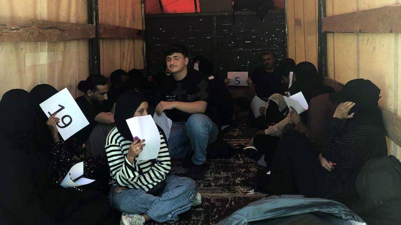 Kamyonetin kasasinda 20 kacak gocmen yakalandi zT3suKEZ